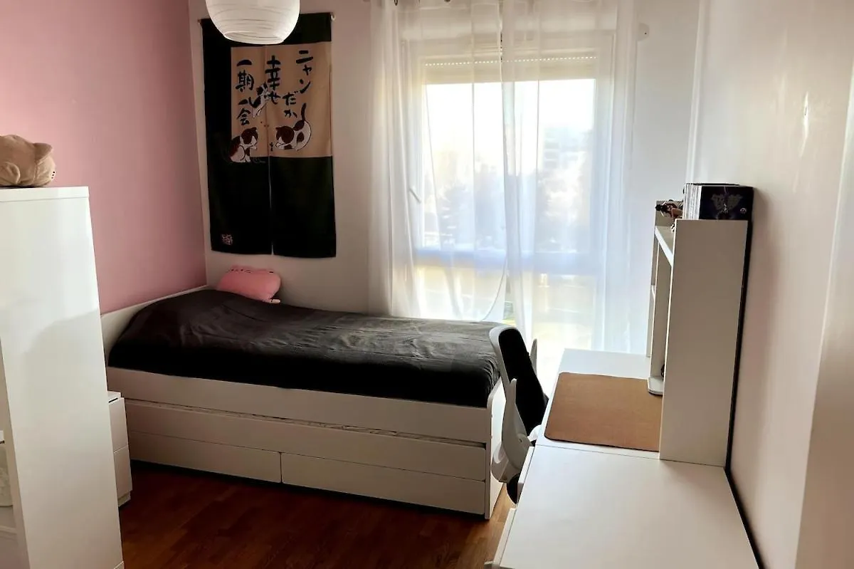 Apartment Room In Montrouge Paris France